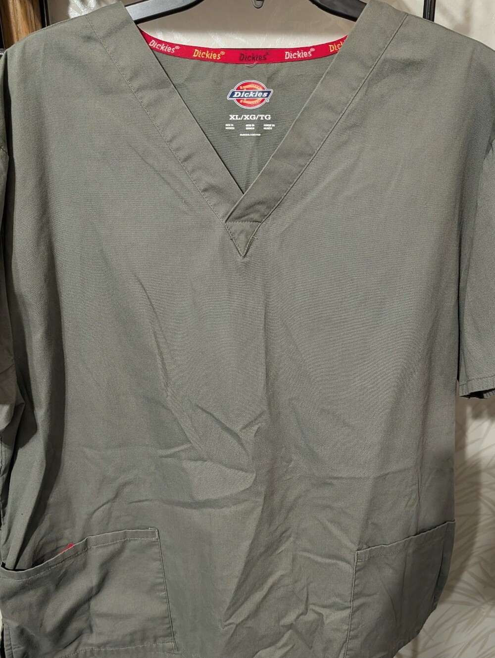 NWOT Dickies Olive Green V-Neck Short Sleeve Scrub Top Size XL